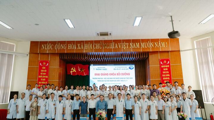 Bệnh viện Việt – Hàn Đà Nẵng phối hợp Trường Y dược – Đại học Đà Nẵng khai giảng khóa bồi dưỡng “Phương pháp dạy – học lâm sàng”