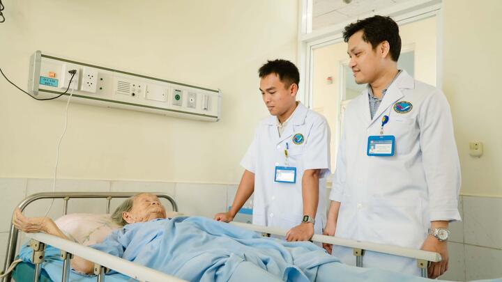 Bệnh viện Việt – Hàn Đà nẵng thay khớp háng thành công cho cụ bà 105 tuổi