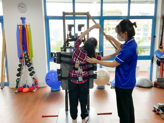 Thiết bị trị liệu vận động ATM2 trong điều trị vẹo cột sống và gù lưng trẻ em.