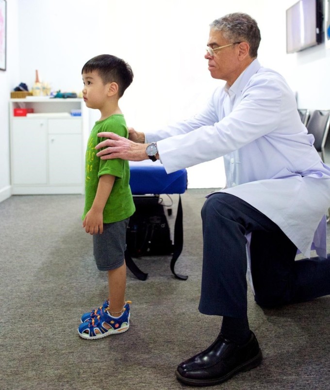 Bác sĩ khám cột sống cho trẻ tại phòng khám ACC vào ngày 30/6/2020.