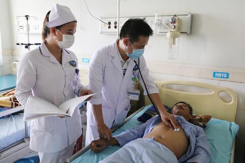 Phẫu thuật lồng ngực nội soi cắt kén khí phổi cứu bệnh nhân tràn khí màng phổi