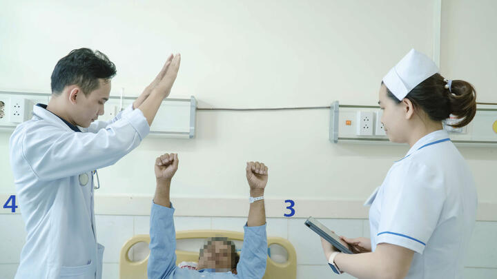 Ngã quỵ giữa đồng, người đàn ông 69 tuổi hồi phục sau khi được tiêu sợi huyết trong “giờ vàng”