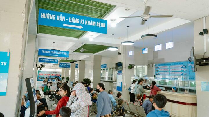 Đông người dân đến Bệnh viện Việt - Hàn Đà Nẵng khám bệnh trước kỳ nghỉ lễ 2/9