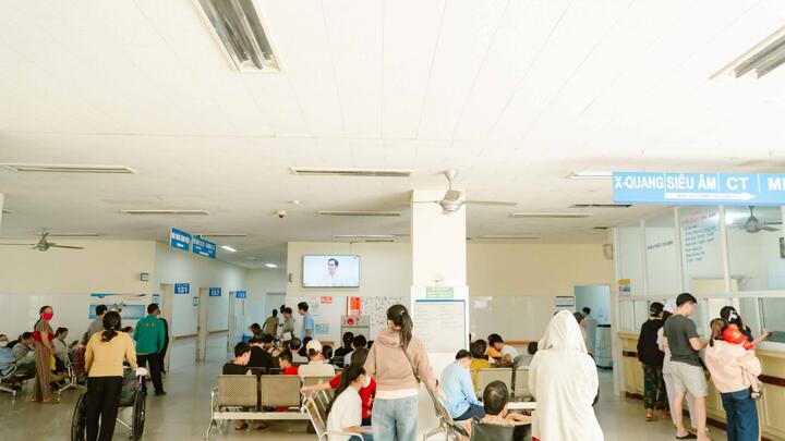 Ngày đầu trở lại sau kỳ nghỉ lễ 2/9, đông người dân đến Bệnh viện Việt - Hàn Đà Nẵng khám bệnh