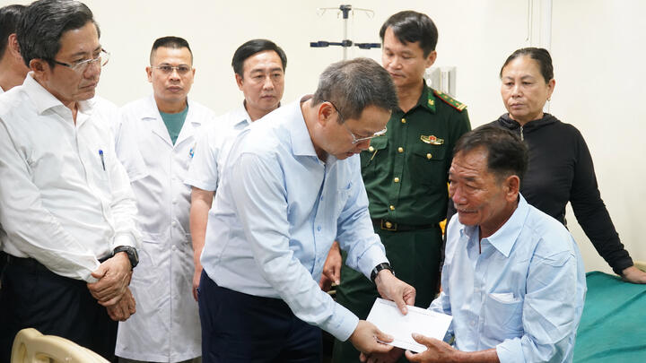 03 trong số 32 ngư dân được cứu sau vụ chìm tàu tiếp tục theo dõi, điều trị tại Bệnh viện Việt - Hàn Đà Nẵng