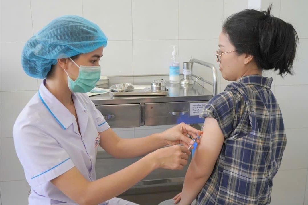 Người dân tiêm vaccine phòng cúm để phòng ngừa bệnh hô hấp trong mùa nắng nóng. Ảnh: CV.